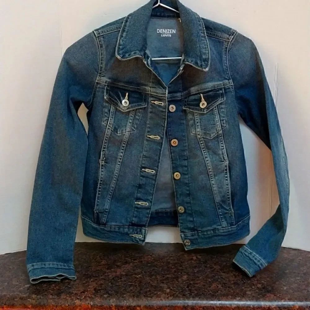 Levi's Denizen Trucker Jacket...SIZE XS...NEW